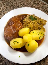 Schweinebraten mit Sauerkraut &amp; Kartoffeln